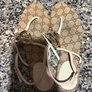 Gucci thong sandals woman sz 371/2